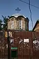 St. Nikolaikirche „Tutić“ / Prizren (1331/32 erbaut): hinter nach Brand und Vandalismus von März 2004 errichtetem Schutzzaun