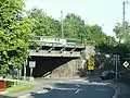 An der Eisenbahnbrücke der Nahetalbahn in Ottweiler biegt das Fahrzeug von der L 124 in die hier endende B 420, Blickrichtung: NW