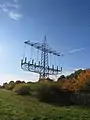 Endmast für zwei 220-kV-Stromkreise. Diese enden heute nicht mehr im Umspannwerk, sondern führen als Erdkabel an ihm vorbei