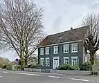 Haus 4 – eingerahmt von stattlichen Hausbäumen