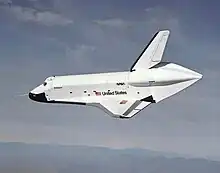 Das Space Shuttle beim zweiten freien Flug, noch mit Triebwerksverkleidung