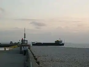 Frachter bei der Einfahrt in den Hafen Le Havre