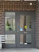 Haustür in einem 1973 erbauten Mehr­parteien­haus