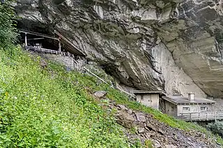 Der Eingang zur Höhle ist nach etwa 50 Minuten Aufstieg zu erreichen. Sie kann nur geführt besichtigt werden. Fotografieren wird nicht gestattet.