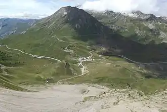 Umgebung des Col du Lautaret vom Vallon de Combeynot aus gesehen. In der Mitte liegt die Passhöhe, darüber der Botanische Garten und die Straße zum Col du Galibier. Die Straße, die im Bild von links nach rechts verläuft, ist die Route Départementale 1091.