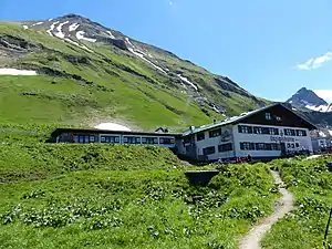 Einzianhütte mit Hochrappenkopf und Kleinem Rappenkopf