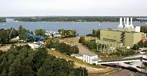 Das Uniper-Kraftwerk Kirchmöser mit dem Hafen Kirchmöser und dem Plauer See