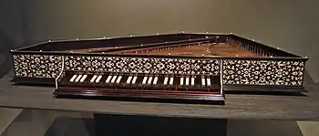 Polygonales italienisches Virginal von Portalupi, 1523. Paris, Musée de la musique. Dies ist das früheste erhaltene Virginal.