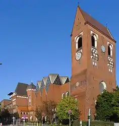 Kirche mit Pfarr- und Gemeindehaus im Hintergrund
