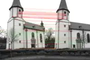 1. Korrespondenzen (rot) nach RANSAC, mit denen 
  
    
      
        
          F
        
      
    
    {\displaystyle \mathbf {F} }
  
 berechnet wird.