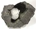 in Hohlraum im Basalt – Distrikt Jalgaon, Maharashtra, Indien