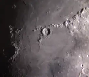 Der Sinus Ästuum mit dem Krater Eratosthenes, links darunter der Geisterkrater Stadius. Am linken Bildrand taucht das Ringgebirge Kopernikus im streifenden Sonnenlicht auf.