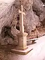 Kreuz neben Kapelle und Höhle