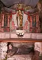 Grotte Saint-Ursanne mit liegendem Heiligen St. Ursicinus