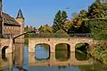 Wassergraben und erneuerte Brücke zum Haupthaus