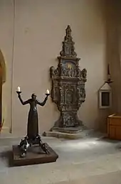 Erfurter Dom: links der Wolframleuchter, rechts die von der Decke hängende Sabbatampel.