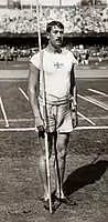 Eric Lemming wurde ab 1908 in der neu eingeführten Disziplin Speerwurf dreifacher Olympiasieger und belegte hier den geteilten vierten Rang im Hochsprung
