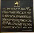 Erklärtafel zum Gebäude, gegossen von Grassmayr