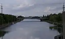 Blick auf Stromtrasse, A 3, Sportboot und Langer Johann