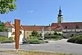 Der Agathaplatz mit der Startsäule des Erlebnisweges Hausleiten