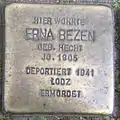 Erna Bezen vor dem Winterhuder Weg 86