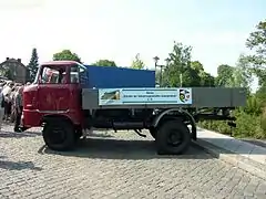 W50 in der Basisausführung 4x2 mit Holzpritsche.