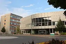 Erzherzog-Johann-Trakt, links das Metallurgiegebäude