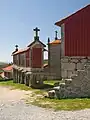 Traditionelle Kornspeicher (Espigueiros) im Kreis Terras de Bouro