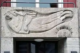 Relief von Herbert Lungwitz über dem Haupteingang