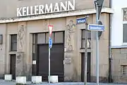 Reliefs am Torhaus, mittig der Äskulapstab mit den drei Kruppschen Ringen