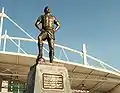 Die Statue von Nílton Santos vor dem Stadion (2009)