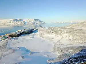 Das südliche Ende der Keller-Halbinsel mit der brasilianischen Estação Antártica Comandante Ferraz und der Einfahrt von der Admiralty Bay in das Martel Inlet