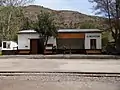 Estación El Melocotón (33° 41′ 37″ S, 70° 20′ 8″ W-33.693611111111-70.3355555555561025) Heute eine Attraktion, Anfang des 20. Jahrhunderts eine wichtige Verkehrsanbindung. Die Fahrtzeit mit der Dampflokomotive ab Puente Alto betrug 45 Minuten für die 13,5 km bis El Canelo am Eingang des Cajón del Maipo, zwei Stunden für 35,8 km bis El Melocotón und dreieinhalb Stunden für 61,9 km bis zur Endhaltestelle in El Volcán.