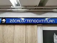 Zócalo/Tenochtitlan, Mexiko-Stadt:Schild mit Stationslogo (Adler, Schlange und Kaktus)