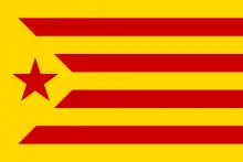 Estelada Groga, eine der Fahnen, die für die Unabhängigkeit Kataloniens werben und sich für ein unabhängiges sozialistisches Katalonien einsetzen
