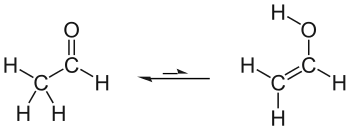 Tautomeres Gleichgewicht zwischen Ethanal (Acetaldehyd, links) und Ethenol (Vinylalkohol, rechts)