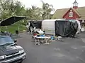 Das ISS-Set wurde in einer Auffahrt gebaut, hier mit Plastikplanen vor dem Regen geschützt.