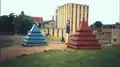 Spielgelände und Tower Block