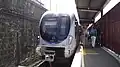 Eusko­tren-Bahn­steig mit Me­ter­spur­trieb­zug