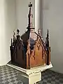 Taufstein mit Deckel in Gestalt der Turm­haube der Schloss­kirche Witten­berg (2021)