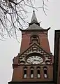 Uhr und Turmspitze