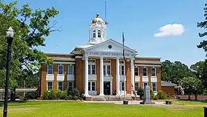Evans County Courthouse (2019). Das Courthouse entstand 1923 neun Jahre nach Gründung des County im Stile des Neoklassizismus. Im September 1980 wurde es in das NRHP eingetragen.