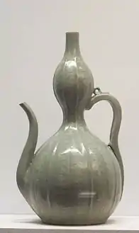 Kanne. Eingraviertes Dekor unter einer Seladon-Gravur. Goryeo-Reich (918–1392), 12/13 Jhr. Korea.