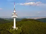 Der Sendeturm Exelberg – Luftbild, im Hintergrund die Stadt Wien