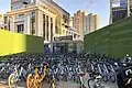 Vor Pekinger U-Bahnstation abgestellte Leihräder mit etlichen Hellobike