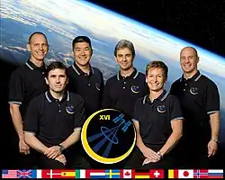 v. l. n. r. Vorne: Juri Malenchenko, Peggy WhitsonHinten: Clay Anderson, Daniel Tani, Léopold Eyharts, Garrett Reisman,