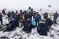 Die Crew mit den Helfern kurz nach der Landung