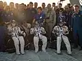 Die Crew mit den Helfern kurz nach der Landung