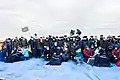 Die Crew mit den Helfern kurz nach der Landung