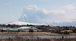 Blick über Hella mit Vulkanausbruch des Eyjafjallajökull. 2010